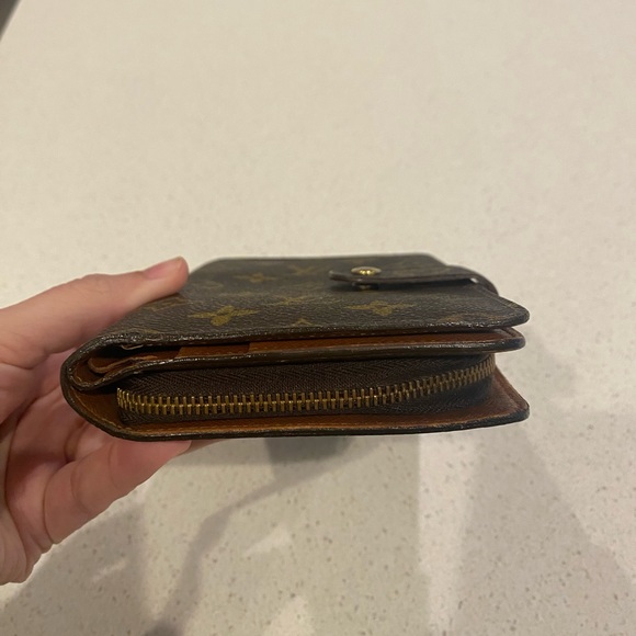 Louis Vuitton Medium Wallet - Picture 3 of 6
